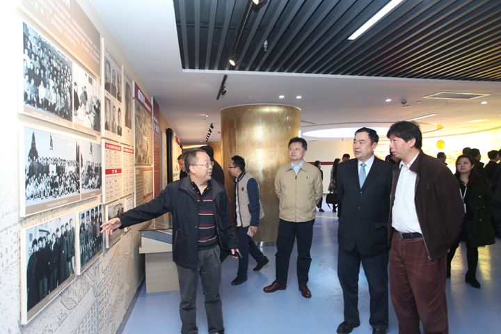 1493794931535227.jpg 趙振元同志陪同華虹集團董事長、黨委書記張素心(右一)以及華力微電子、上海建工集團、浙江地勘院等十幾位領導參觀,十一科技院領導集體、老領導等一同參觀,十一科技展館首秀獲得一致好評.JPG