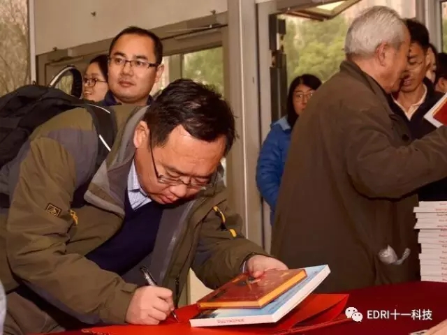 1496416425419093.jpg 年會現場, 干部員工們領取趙院長的書籍和臺歷.webp.jpg