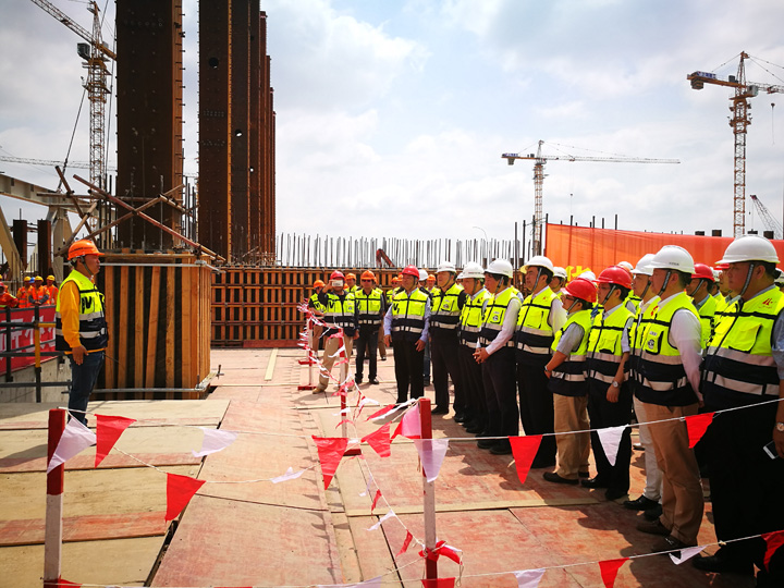 1496426814797936.jpg 2-上海建工機(jī)施公司項(xiàng)目經(jīng)理詹志勇宣布華力12英寸生產(chǎn)線建設(shè)項(xiàng)目鋼屋架安裝儀式正式開始.jpg