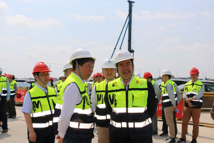 1496426943148689.jpg 5-趙振元同志與張素心董事長(zhǎng)親切交談.jpg