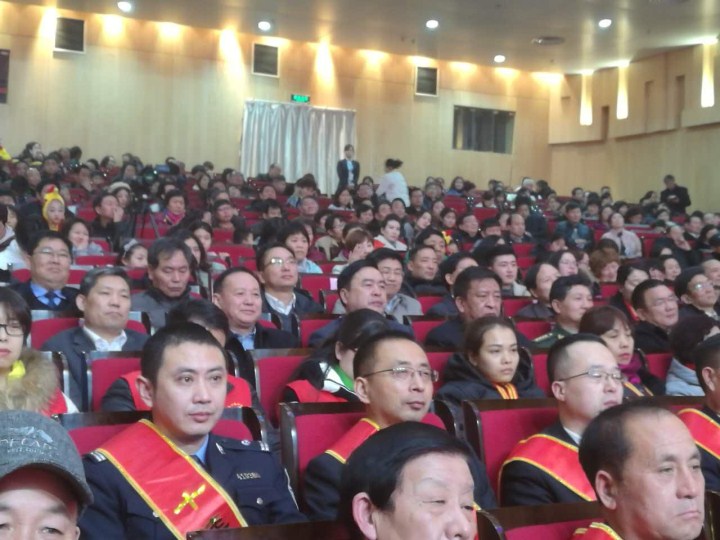 1496474151137001.jpg 2-趙振元同志與袁三軍市委書記、市人大主任李明楨、市政協(xié)主席談得勝、駐鞏義部隊(duì)首長等一起觀看晚會(huì).jpg