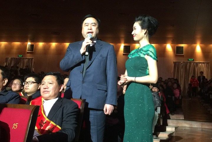 1496474254285518.jpg 5-趙振元同志接受鞏義電視臺(tái)著名主持孟姹直播采訪.jpg