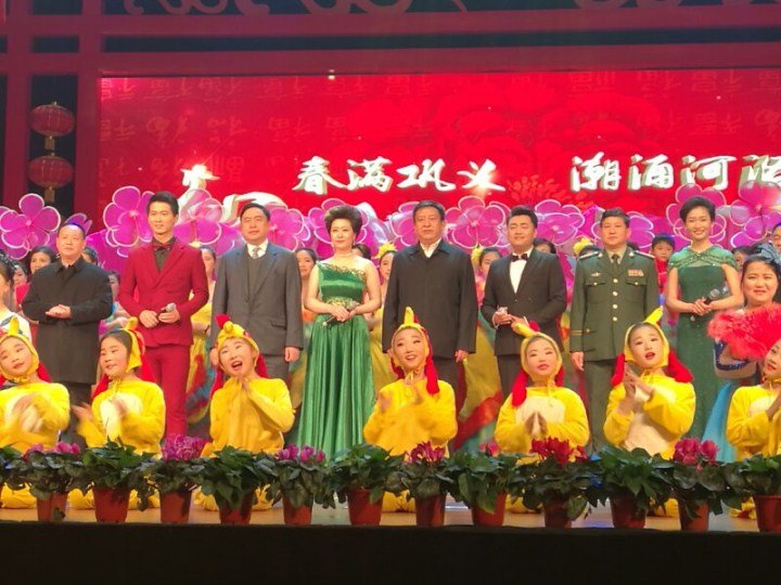 1496474275137238.jpg 6-趙振元同志與鞏義市領(lǐng)導(dǎo)一起與全體演職人員合影.jpg