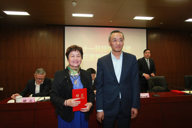 1496495595100003.jpg 5-無錫產(chǎn)業(yè)集團(tuán)主席蔣國(guó)雄向陳月芳頒發(fā)監(jiān)事會(huì)主席聘書.jpg