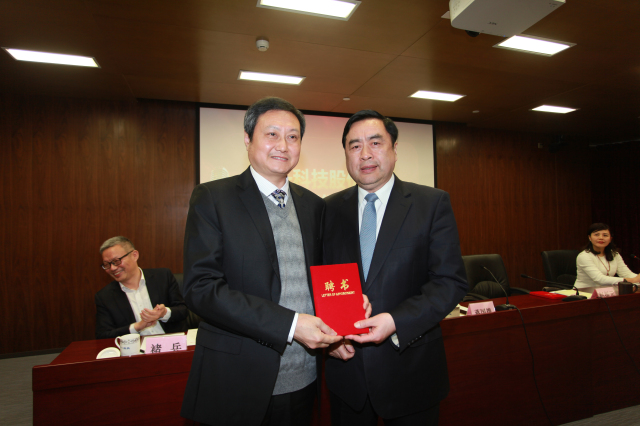 1496495680324284.jpg 8- 十一科技股份公司董事長(zhǎng)趙振元同志為新一屆董事楊少波先生頒發(fā)聘書.jpg