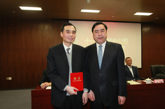 1496495695362158.jpg 9- 十一科技股份公司董事長(zhǎng)趙振元同志為新一屆董事孫明先生頒發(fā)聘書.jpg