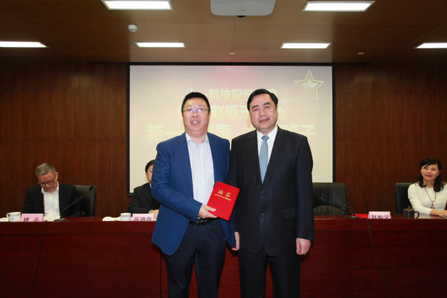 1496495885119129.jpg 19-十一科技股份公司董事長(zhǎng)趙振元同志為執(zhí)行班子成員萬里浪同志頒發(fā)聘書.jpg